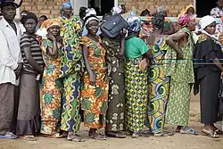 Einwohner von Walikale stehen für die Präsidentschafts- und Parlamentswahl 2011 an