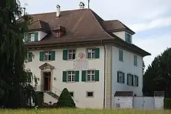 Gästehaus des Klosters mit Sonnenuhr