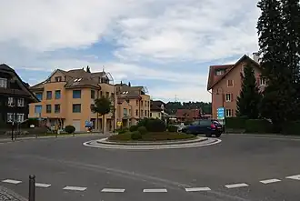 Verkehrskreisel im Dorfzentrum