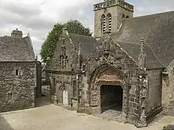 Südliche Vorhalle der Pfarrkirche Saint-Salomon