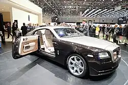 Mit geöffneter Fahrzeugtür