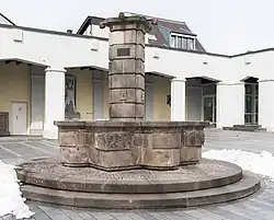 Weinbrunnen und Säulengang