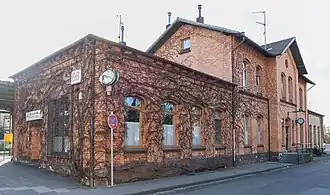 Straßenansicht des Empfangsgebäudes (inkl. Bahnhofsgaststätte)