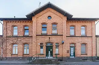 Straßenansicht des Empfangsgebäudes