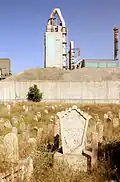 Alter Friedhof im südlichen Elâzığ, im Hintergrund eine Zementfabrik