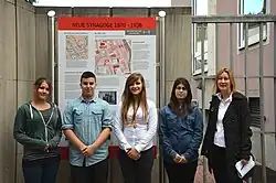 Schüler der Heisterbergschule 2013 am Tag der Enthüllung einer ausführlicheren Informationstafel nahe dem ehemaligen Standort der Synagoge