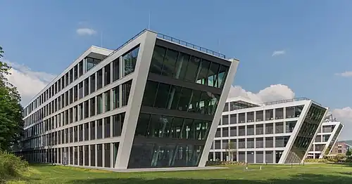 Schiffsbugähnliche Kopfbauten von „Rheinwerk 3“