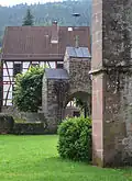 Blick über das Kirchhofs- und ehemalige Kirchenportal zum Rathaus der Gemeinde Hesseneck