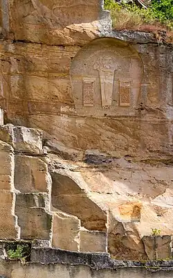 Terrassen­förmiger Abbau, Reliefs und Inschriften