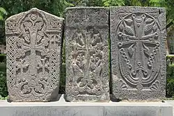 Chatschkare bei der Kathedrale von Etschmiadsin