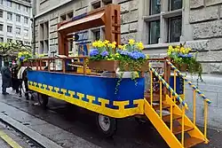 Zunft zur Waag, bereit für den Umzug, der grosse Webrahmen der Woll- und Leinenweber-Zunft zeigt die Entstehung des Wappens mit der Waage als Motiv.