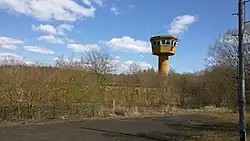 Vorderer Wachturm mit schussfesten Scheiben und Schießöffnungen