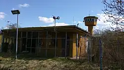 Wachgebäude im Eingangsbereich und vorderer Wachturm