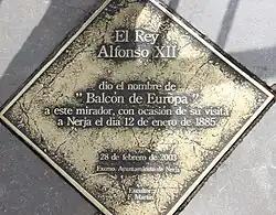 Nerja, Spanien. Erinnerungsplakette an den Besuch des Namensgebers (König Alfonso XII.) auf dem Balcòn de Europa (2015)