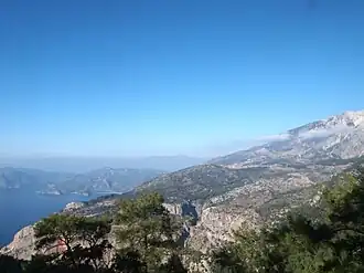 Blick über die Westseite des Babadağ auf die Bucht von Ölüdeniz