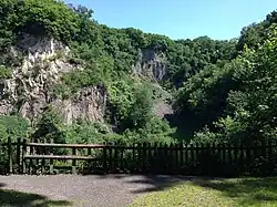 Der ehemalige Steinbruch am Weilberg wurde einst von der HTB bedient. Der hölzerne Zaun besteht teils aus ehemaligen Schienen, vermutlich den letzten erhaltenen der HTB.