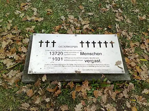 Bodenplatte zur Erläuterung der Gedenkspur