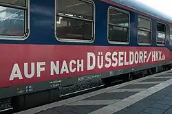 Ein BTE-Wagen mit Werbung für den HKX.
