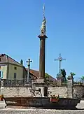 Jeanne-d’Arc-Statue und zwei Calvaires