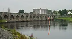 Brücke aus dem Jahr 1751 in Shannonbridge; im Hintergrund das alte Fort