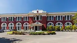 Die Faculty of Medicine of University of Rangoon. Ein langgestrecktes, zweistöckiges Gebäude mit Rundbogenfenstern im Erdgeschoss.