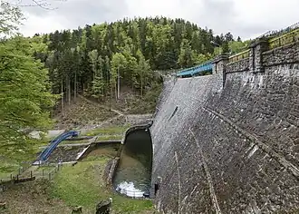 Gewichtsstaumauer der Talsperre
