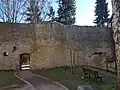 Rückseite des Hungerturms mit Stadtmauerresten