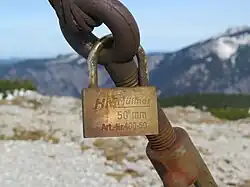 Liebesschloss an einem Seilspanner am Gipfelkreuz beim Jakobskogel auf der Rax in Österreich