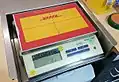 Digitale Brief- und Paketwaage bis 32 kg der DPDHL, ab Ende des 20. Jahrhunderts