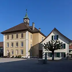 Dorfschulhaus im alten Dorfkern
