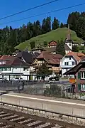 Blick vom Bahnhof zum Dorfkern