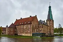 Schloss Raesfeld im Münsterland, Backsteinbau der Renaissance (15./16. Jh.), ausgehend von einem Bruchstein­turm aus dem 13. Jh.