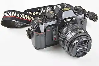 Nikon F-501, die erste Kamera von Nikon mit integriertem AF-Motor im Gehäuse