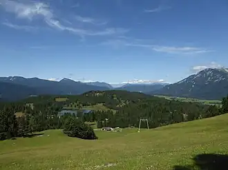 Blick auf den Hohen Brendten (von Süden) – davor liegend der Wildensee