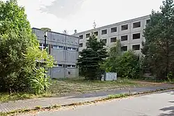 Rechts das Unterkunftsgebäude für Fähnrichschüler (U500), links der Vortragssaal/Kino