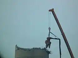 Eine sechs Tonnen schwere Abbruchzange an einem Kranausleger kam beim Abbruch des Schornsteins vom Heizkraftwerk Dresden-Reick zum Einsatz (24. März 2018)