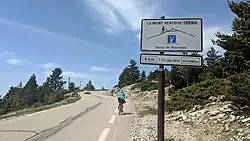 Schild knapp oberhalb des Chalet Reynard mit der korrigierten offiziellen Höhe von 1909 m