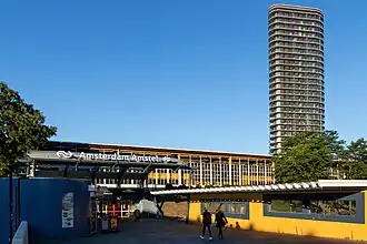 Das Bahnhofsgebäude mit Eingang (2018)