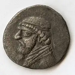 Silberdrachme des Mithridates II. um 100 v. Chr. Aufschrift auf dem Revers: ΒΑΣΙΛΕΩΣ / ΜΕΓΑΛΟΥ / ΑΡΣ-ΑΚΟΥ / ΕΠΙΦΑΝ