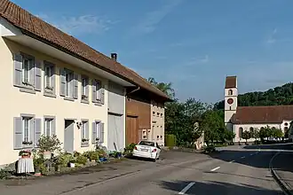 Hauptstrasse mit Pfarrkirche St. Remigius
