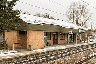 Bahnhofsgebäude mit Gleis 1