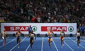 Die 200-Meter-Läuferinnen auf der Zielgerade