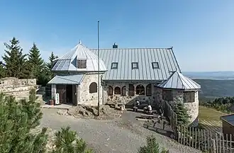 Wysoki-Kamień-Baude (Polnisch: Schronisko Wysoki Kamień)