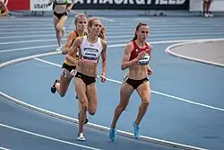 Rachel Schneider (weißes Trikot) Rang acht in 15:30,00 min