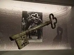 Ausstellungsbereich in der Magdalenenburg, der historische Schlüssel wurde 1955 vom Jugendwerkhof an das Museum übergeben