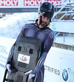 Der lettische Skeletoni Martin Dukurs trägt seinen Rennschlitten während der Weltmeisterschaften 2020 in Altenberg.