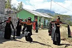 Tänzerinnen vor dem Sitz des Sucos