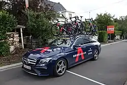 Teambegleitwagen von Ineos Grenadiers beim Wallonischen Pfeil 2020