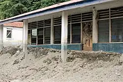 Die Grundschule von Casnafar mit dem Schlamm nach der Flut von 2021