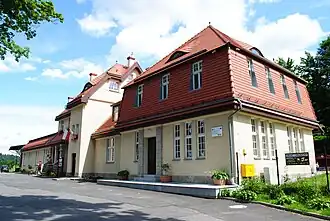 Empfangsgebäude von der Straßenseite aus (2021)